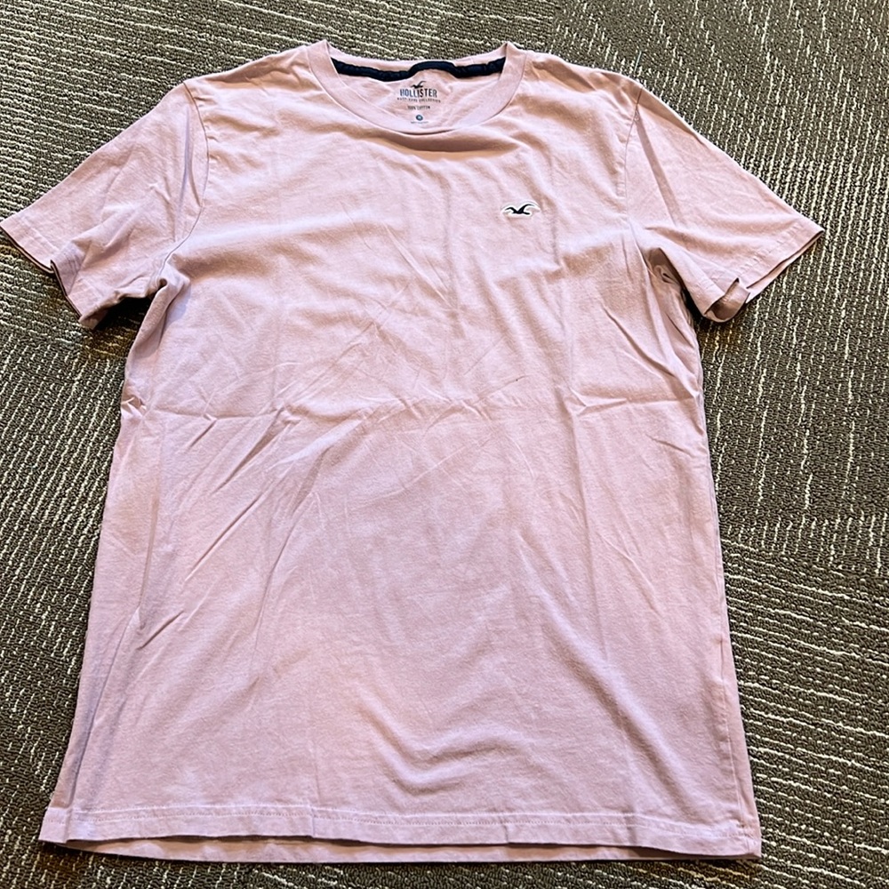Hollister size medium men’s tee shirt.  Good condition.